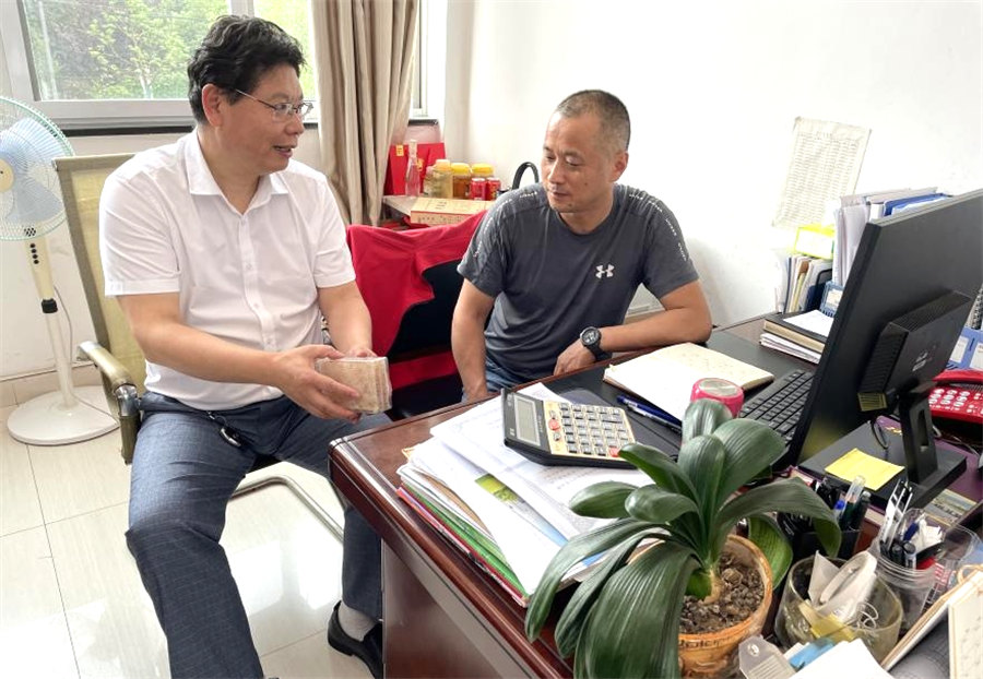 稅務干部進企業進行風險提示和納稅輔導.png