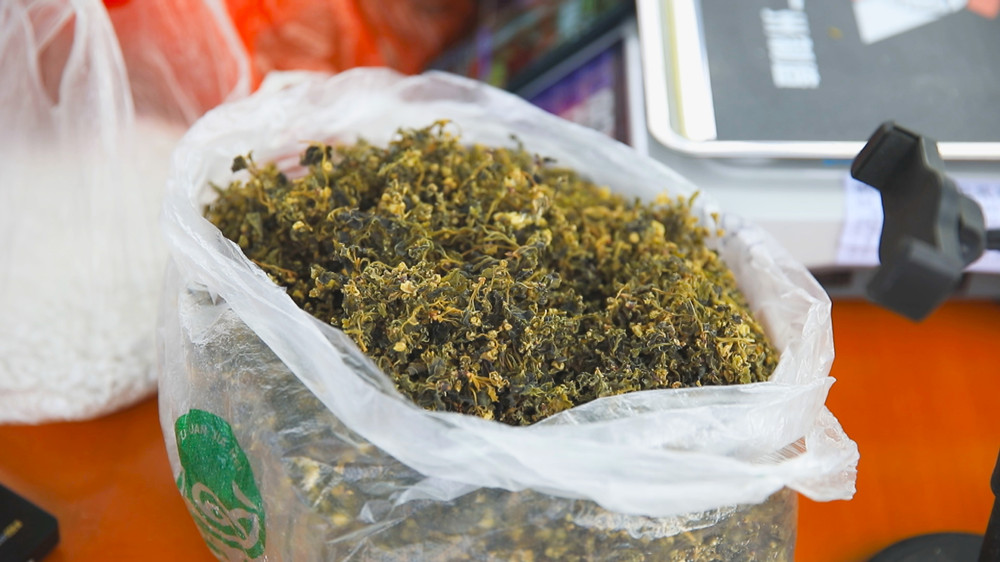 圖為村民們拿到直播間的農家干菜.jpg
