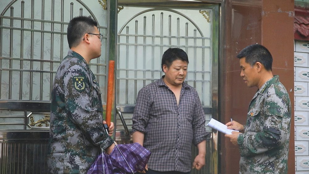 圖為當地巡查隊員正在走村串戶進行巡查隱患點和宣傳安全防范知識1.jpg