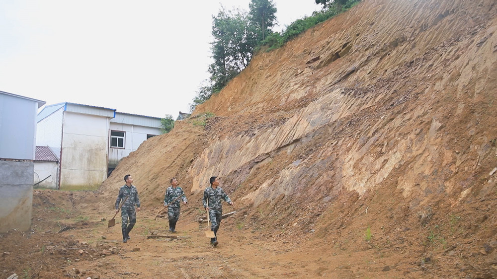 圖為當地巡查隊員正在走村串戶進行巡查隱患點和宣傳安全防范知識2 .jpg