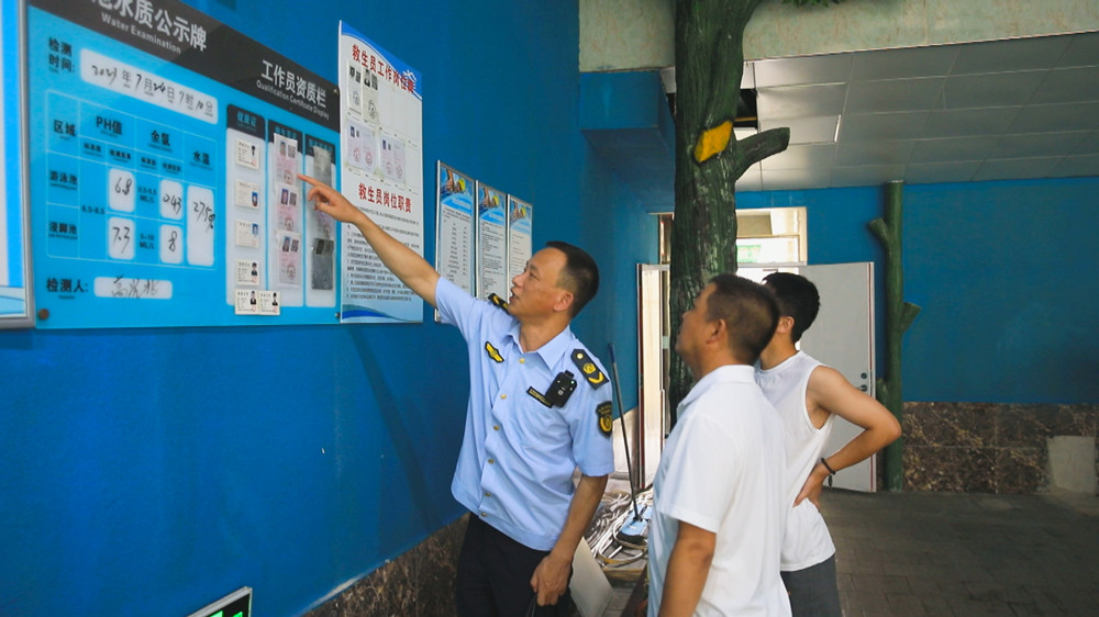 圖為檢查組正在對體育場所從業人員資質進行仔細檢查.jpg