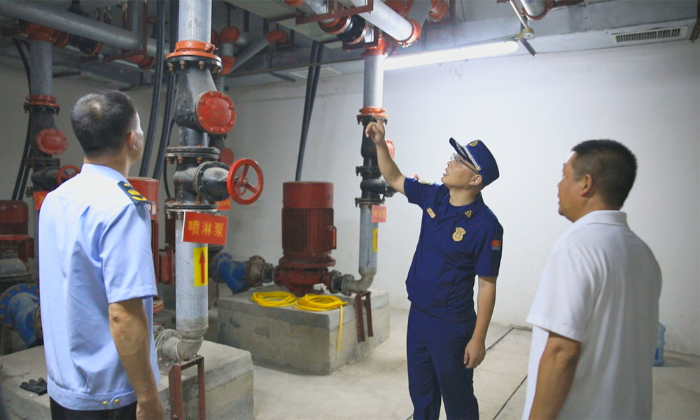圖為檢查組正在對桐城市體育館消防設備進行安全檢查.jpg