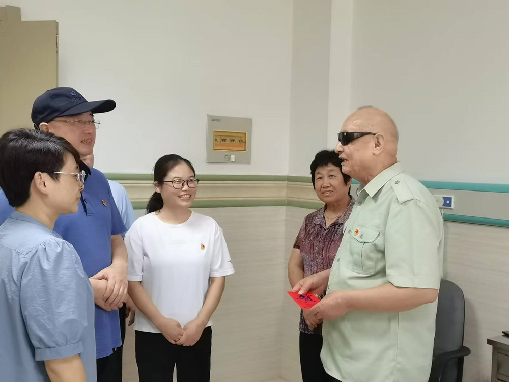 圖為黨員們慰問退役傷殘老兵。.jpg