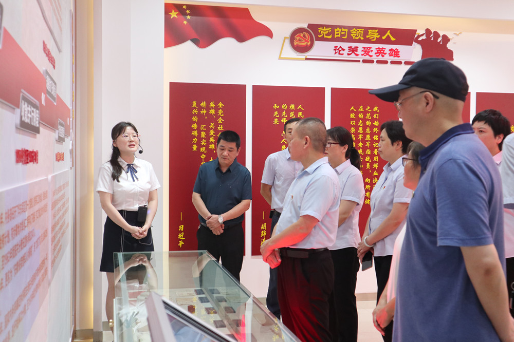 圖為黨員們參觀安徽榮軍展陳館。.jpg