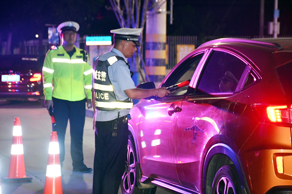 圖為交警在重點路段臨查。.jpg