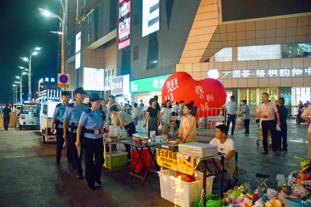 圖為民警在商業區巡邏。.jpg