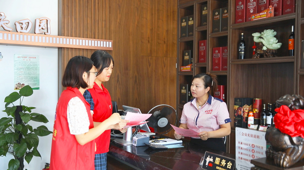 圖為龍眠街道東盛村工作人員正在轄區(qū)內(nèi)某酒店進行宣傳引導(dǎo).jpg
