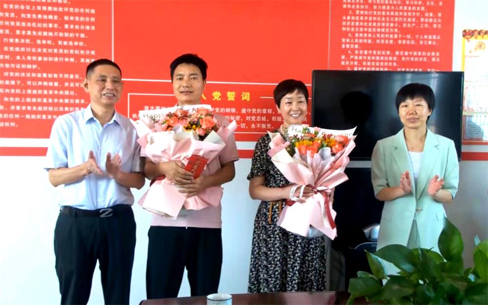 15潘利民、殷銳走進新店初中送上鮮花和慰問金.jpg