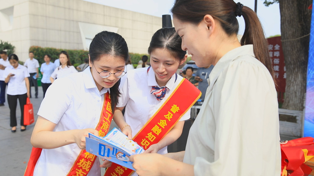 圖為現(xiàn)在工作人員正在為過往群眾宣傳網(wǎng)絡(luò)安全知識(shí)1.jpg