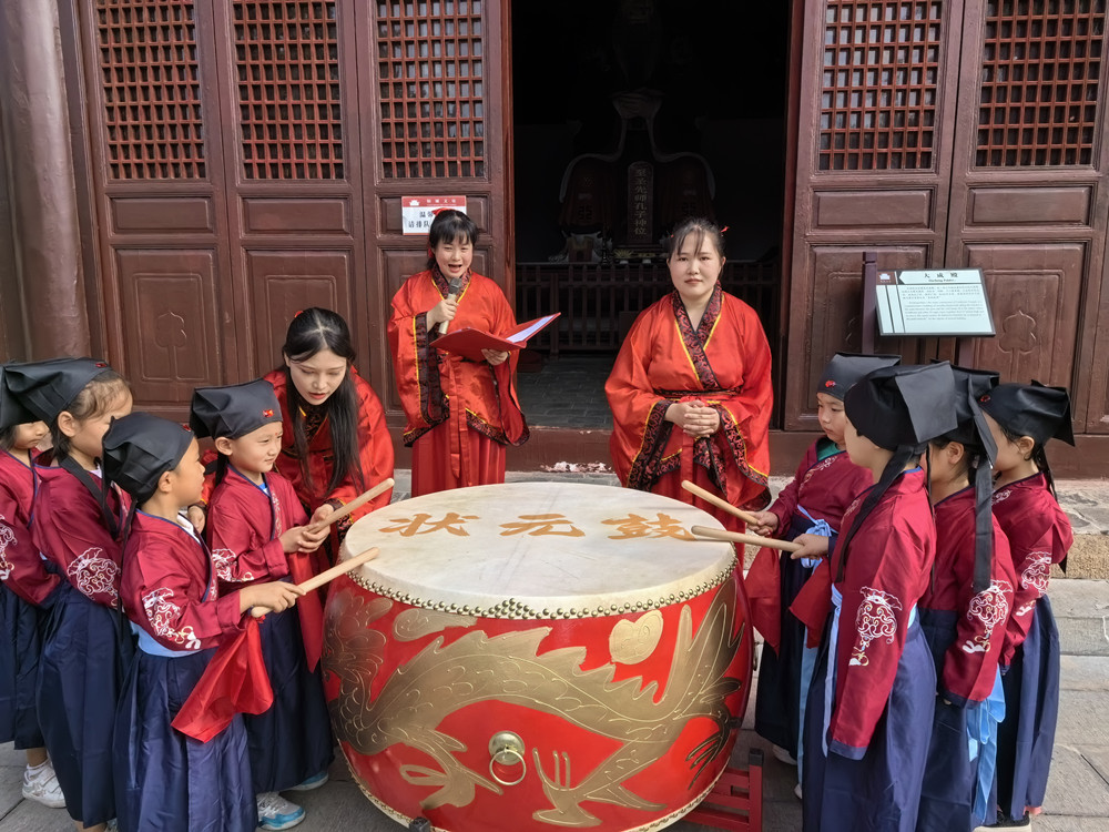 圖為學(xué)生們擊鼓鳴志。.jpg