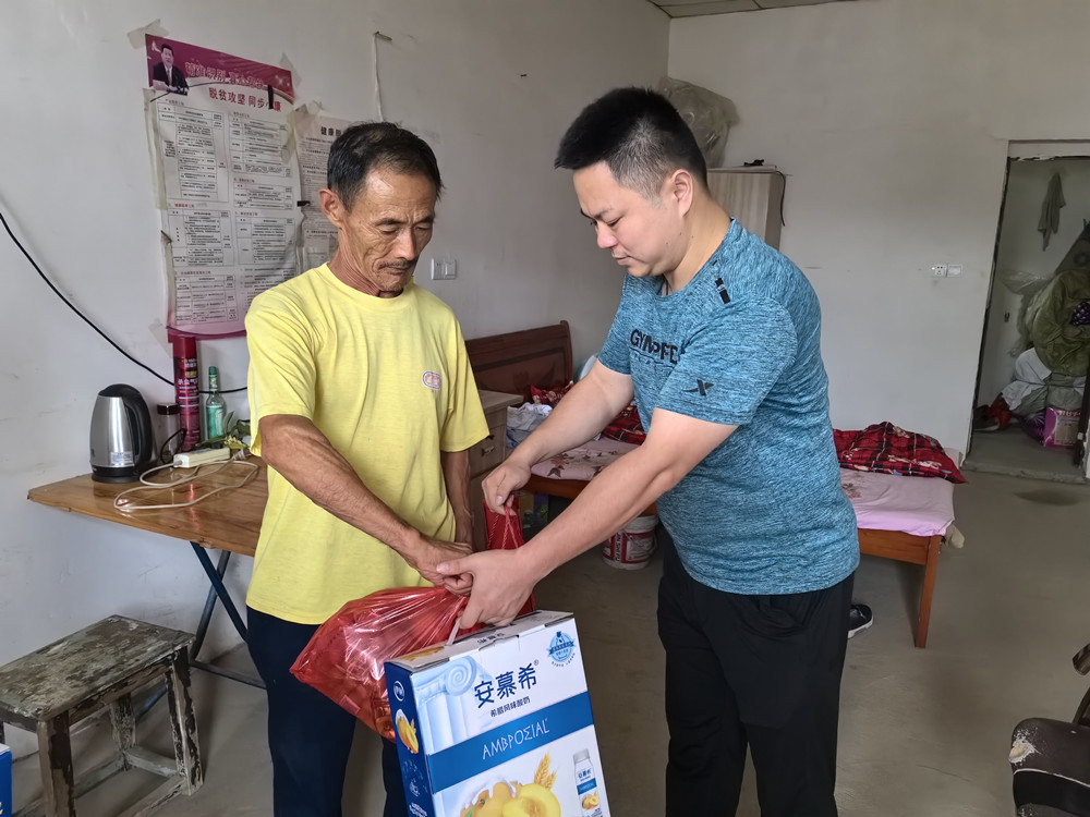 圖為愛(ài)心企業(yè)家為老人送上慰問(wèn)品。.jpg