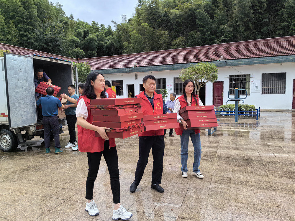 圖為愛(ài)心企業(yè)家、志愿者一行搬運(yùn)愛(ài)心物資。.jpg