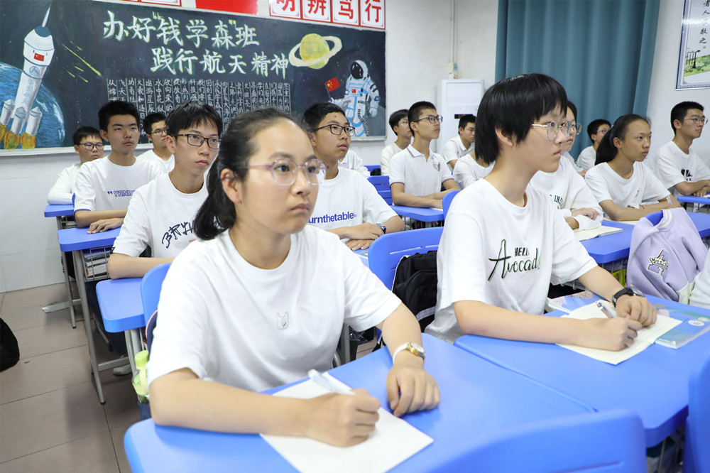 桐中“錢學(xué)森”班在集中收看“天宮課堂”1.JPG