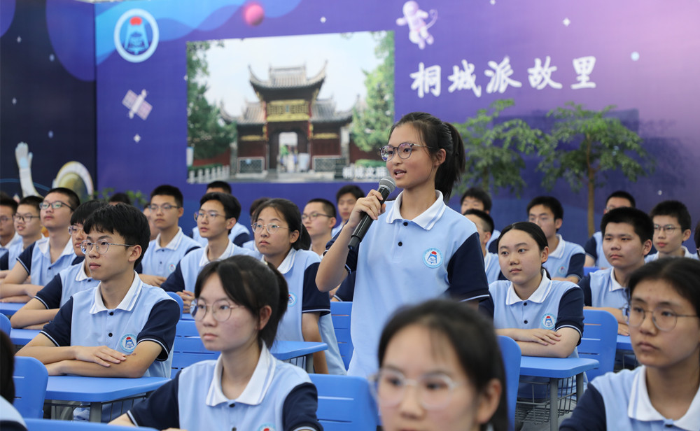 設(shè)在桐城的“地面課堂”上  學(xué)生代表向“太空老師”提問.JPG