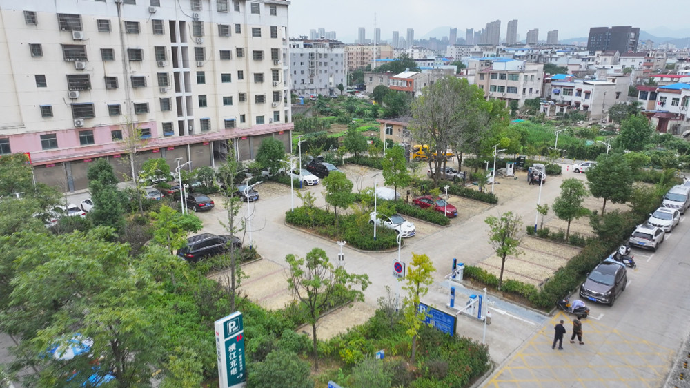 圖為我市充分利用城市邊角地建設(shè)的公共停車場(chǎng).jpg