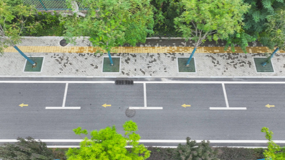 圖為我市充分利用城區(qū)資源，劃定的行車道停車位.jpg