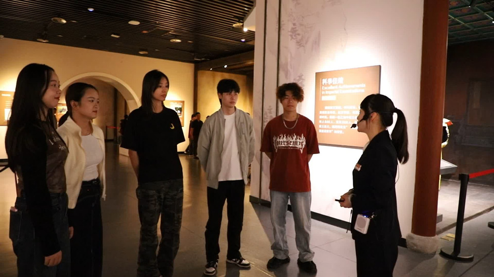 圖為國慶期間，游客參觀博物館，聆聽講解。.jpg
