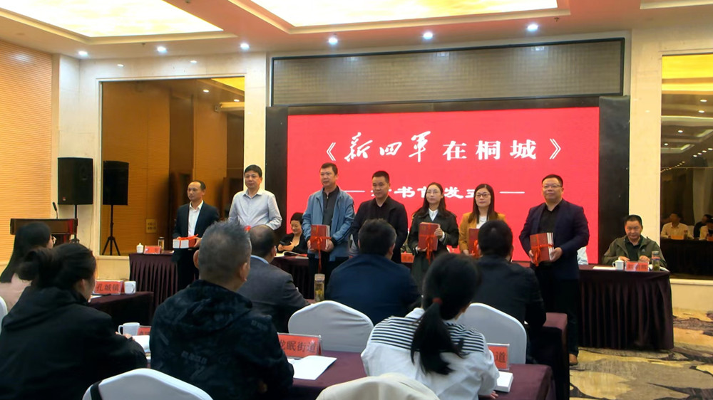 圖為贈(zèng)書儀式現(xiàn)場(chǎng)。.jpg