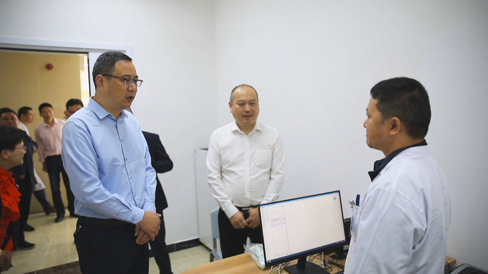 圖為副市長汪杰賢在市人民醫院新院區與醫務人員進行交流.jpg