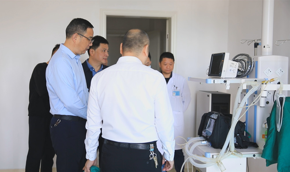 圖為副市長汪杰賢在市人民醫院新院區察看醫療設備運行情況.jpg