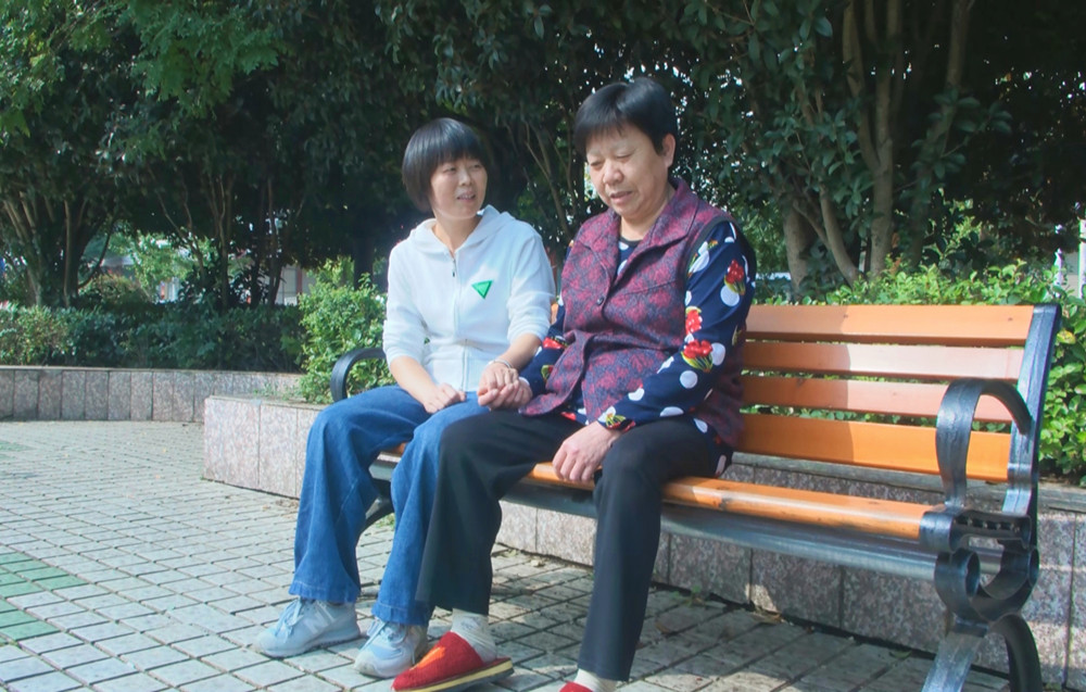 鮑芳芳陪婆婆在家附近曬太陽聊家常.jpg