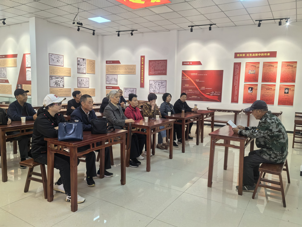 圖為老黨員們聆聽葉同春后人講述紅色故事。.jpg