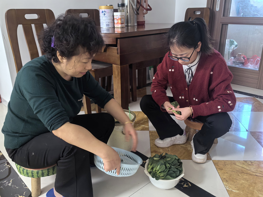 圖為吳淑（右一）和婆婆擇菜。.jpg