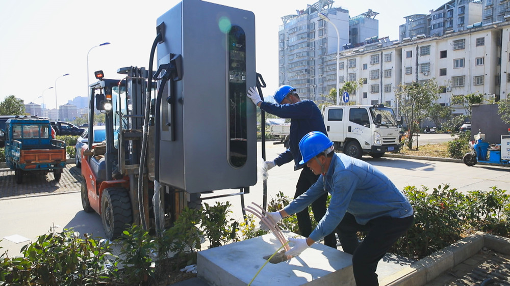 圖為當?shù)毓╇姴块T正在文昌再就業(yè)園充電站安裝新能源汽車充電樁.jpg
