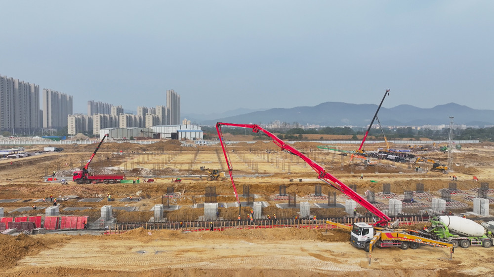 圖為中環（桐城）新能源科技有限公司20GW高效電池生產制造項目施工現場一角1.jpg