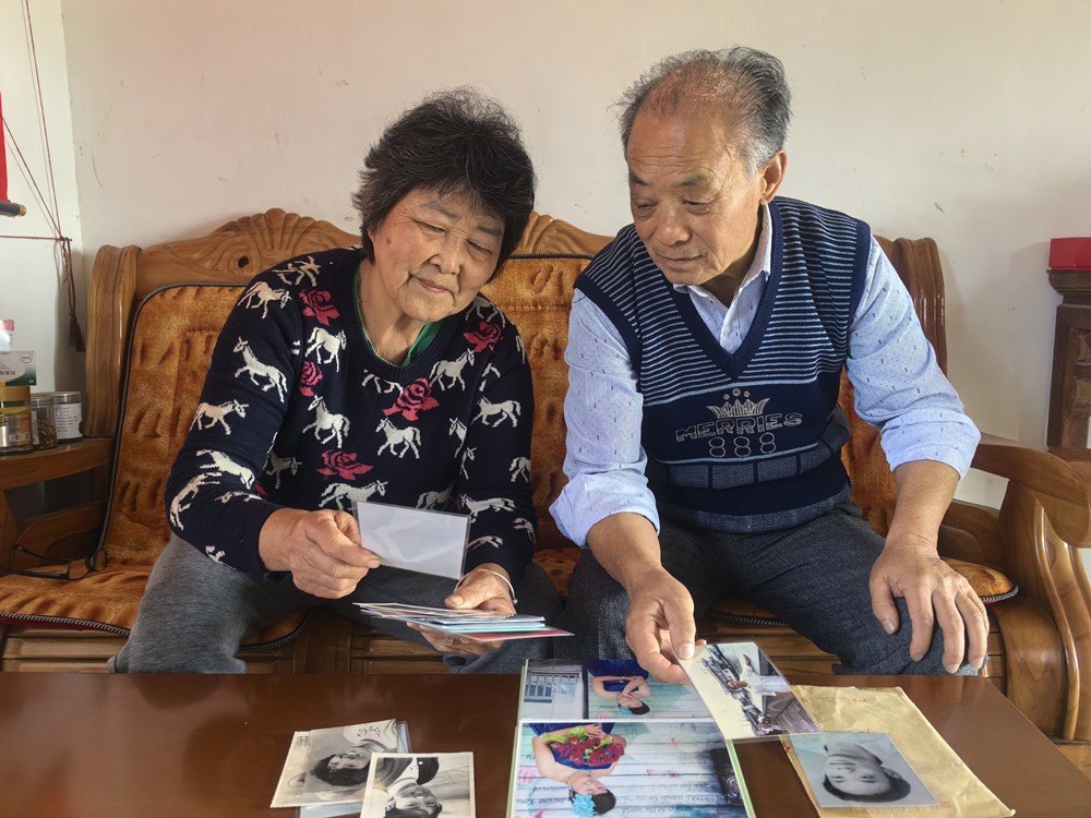 圖為孫桂華（左）和老伴翻閱照片，回憶往昔。.jpg