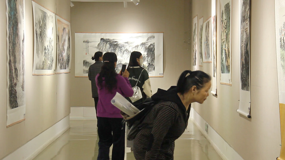 圖為市民參觀展覽。.jpg