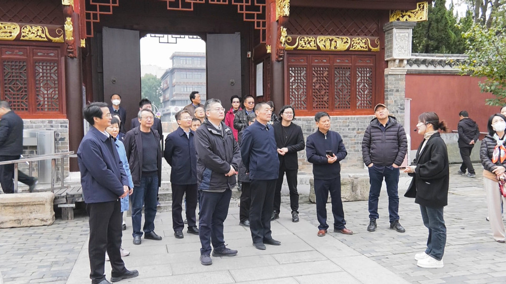 圖為采風(fēng)團(tuán)一行在桐城文廟.jpg