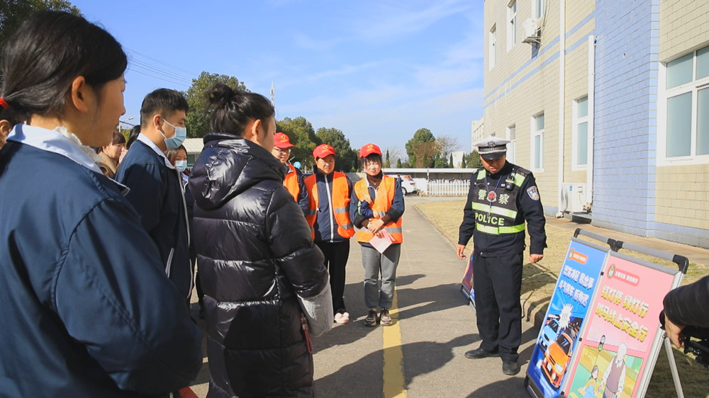 圖為宣傳民警正在通過展板給企業員工講解交通安全知識.jpg