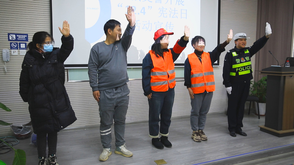 圖為宣傳民警正在教企業員工交警手勢操.jpg