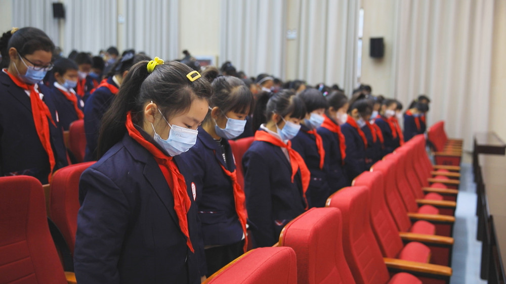 圖為學生們正在老師的帶領下為南京大屠殺不幸罹難同胞默哀.jpg