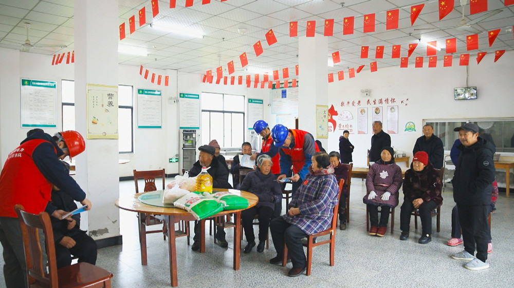 圖為國網桐城市供電公司范崗供電所黨員服務隊正在轄區敬老院里為老人們講解安全用電知識.jpg