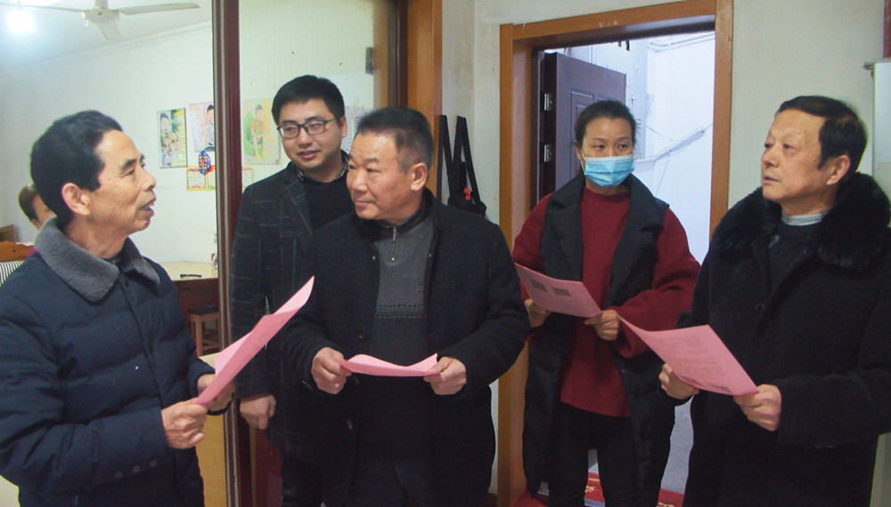 幫幫團成員與社區網格員結對進網格（中間為高項文、右一為都皖明）.jpg