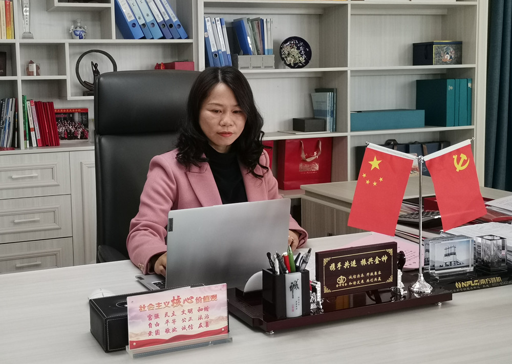 圖為 汪球在辦公時的情景.jpg
