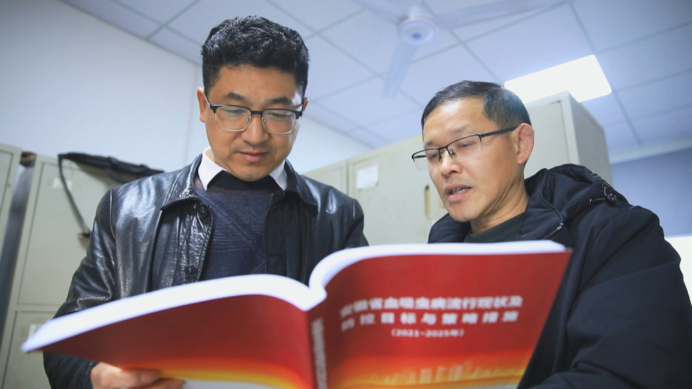 圖為朱小林正在基層醫療機構走訪調研.jpg