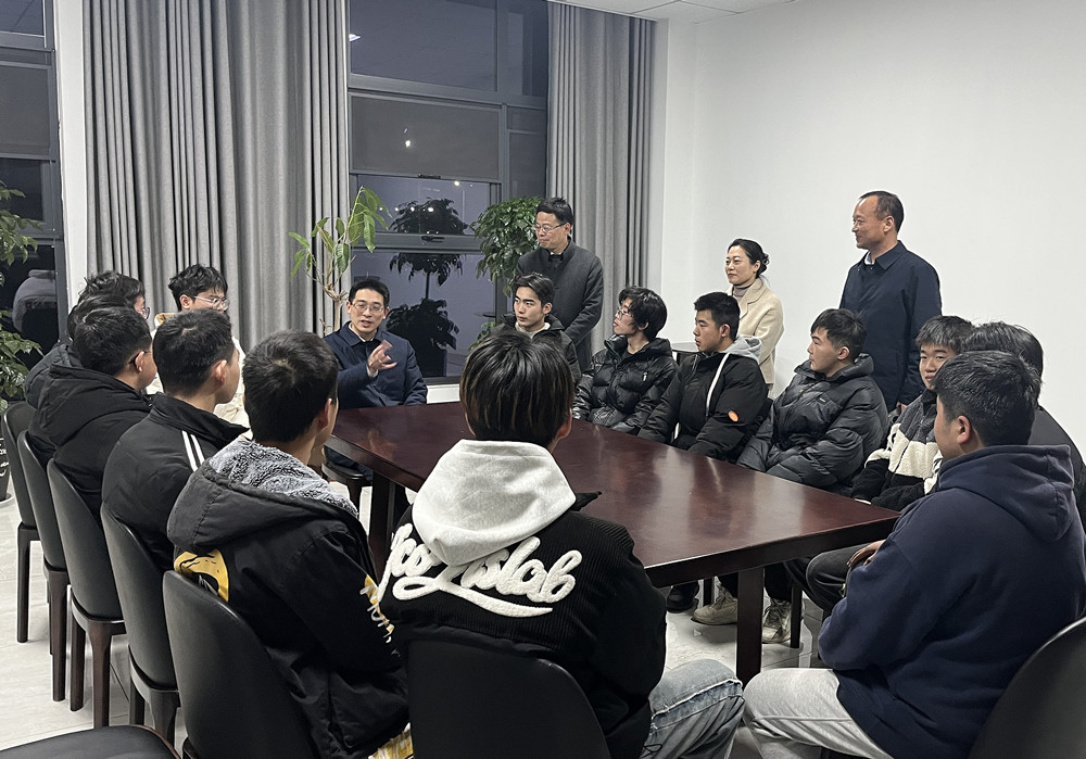 5圖為劉存磊與特訓(xùn)學(xué)生面對面交流的現(xiàn)場_副本.jpg