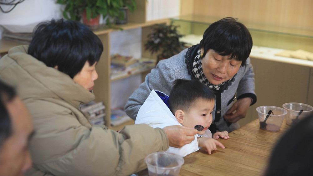 圖為社區居民正圍坐一起吃臘八粥，感受濃濃節日氛圍2.jpg