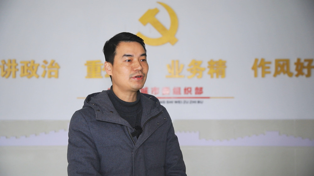 圖為桐城市人才發(fā)展促進中心主任劉根杰接受本臺記者采訪談省政府工作報告.jpg