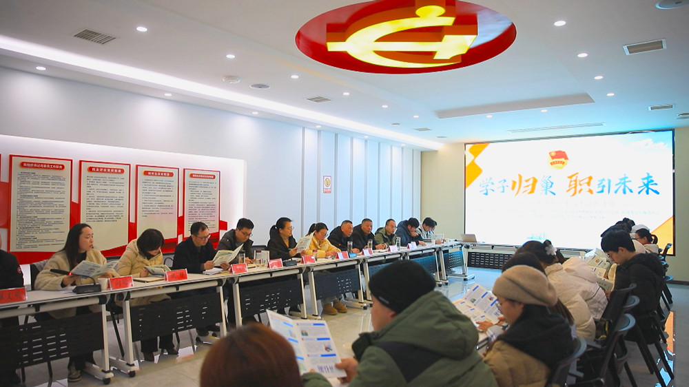 圖為隨后召開的座談會現(xiàn)場.jpg