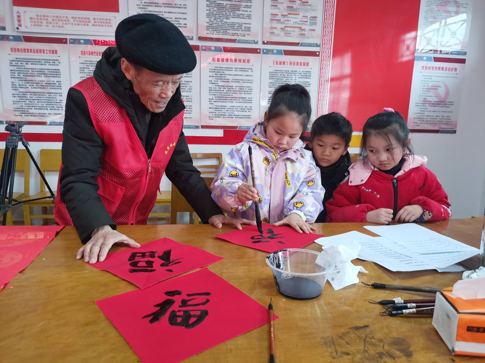 桐才帶童材活動   教小朋友寫福字_副本.jpg