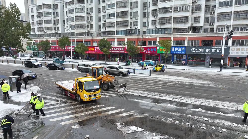 【應(yīng)對雨雪天氣】安徽桐城：迎戰(zhàn)新年首場降[00_02_09][20240222-112949].jpg