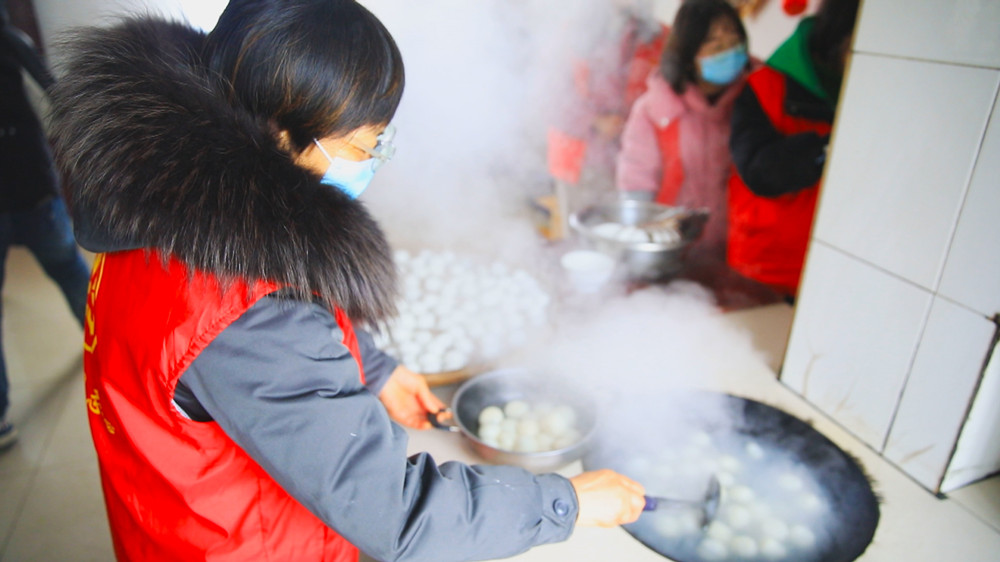 圖為范崗鎮志愿者正在幫忙煮湯圓.jpg