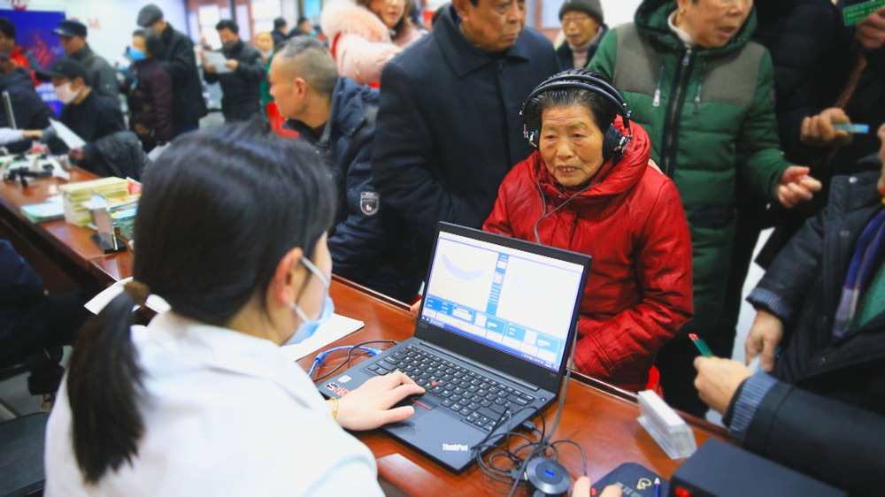 圖為愛心企業的聽力師正在為群眾做聽力檢測.jpg