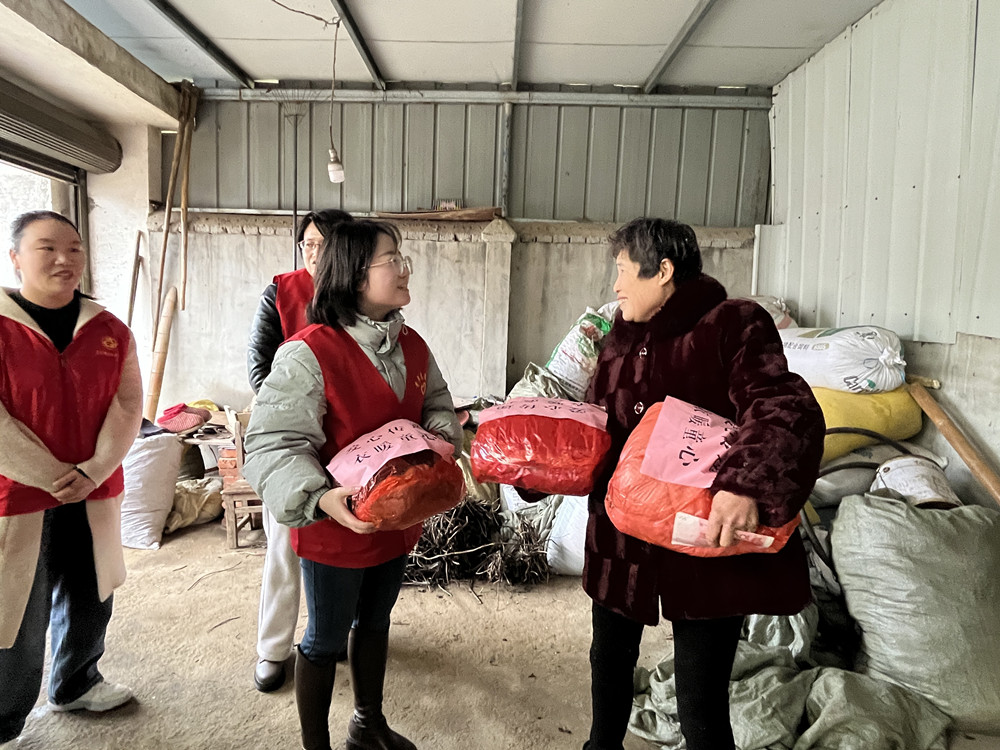 “愛心傳遞 衣暖童心”志愿服務活動現場.jpg