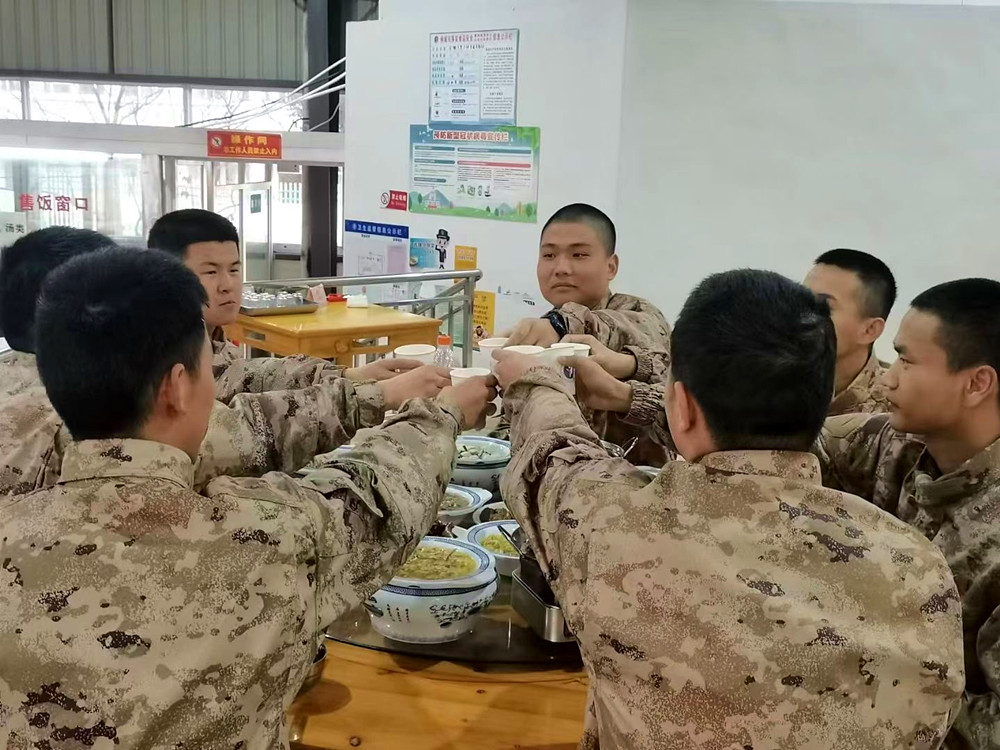 圖為役前教育預定新兵吃飯現(xiàn)場_副本.jpg