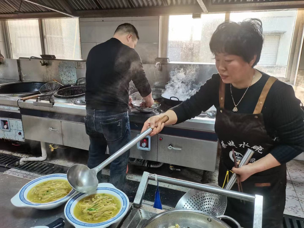 圖為役前教育預定新兵吃飯現(xiàn)場(1)_副本.jpg